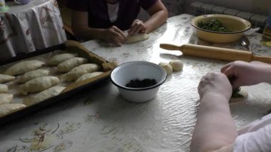 Aşçılar dolgulu turtalar hazırlar.