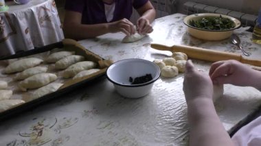 Aşçılar dolgulu turtalar hazırlar.