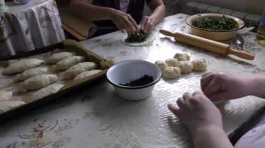 Aşçılar dolgulu turtalar hazırlar.