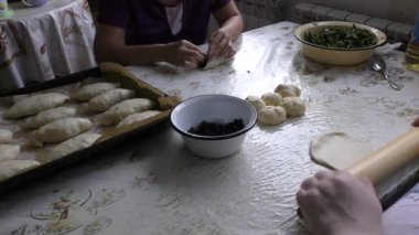 Aşçılar dolgulu turtalar hazırlar.