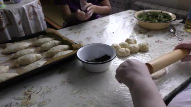 Aşçılar dolgulu turtalar hazırlar.