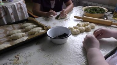 Aşçılar dolgulu turtalar hazırlar.