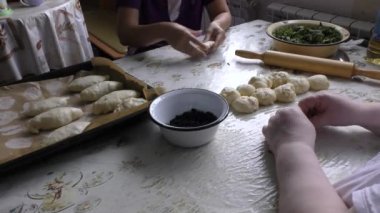 Aşçılar dolgulu turtalar hazırlar.