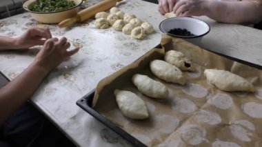 Aşçılar dolgulu turtalar hazırlar.