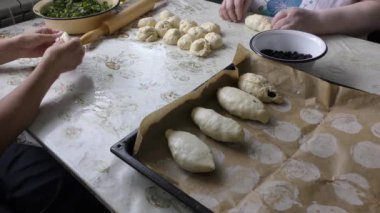 Aşçılar dolgulu turtalar hazırlar.