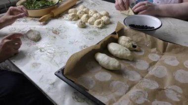 Aşçılar dolgulu turtalar hazırlar.