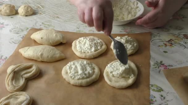 Memasak Menyiapkan Pai Dengan Pengisian — Stok Video