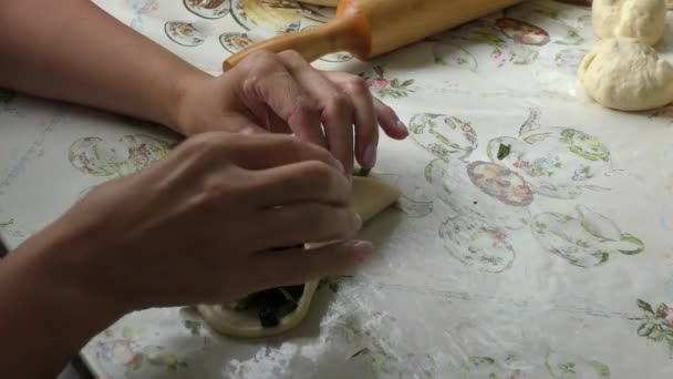 Μάγειρες Ετοιμάζουν Πίτες Γέμιση — Αρχείο Βίντεο