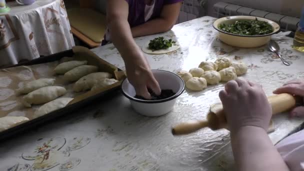 Cozinheiros Preparam Tortas Com Recheio — Vídeo de Stock