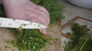 Aşçı taze dereotundan hazırlıklar yapar.