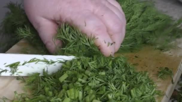 Aşçı Taze Dereotundan Hazırlıklar Yapar — Stok video