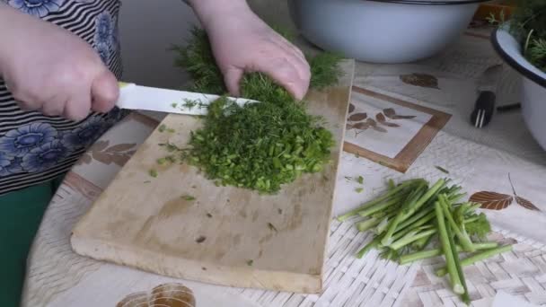 Kucharz Robi Przetwory Świeżego Koperku — Wideo stockowe