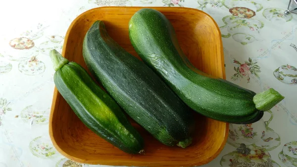 Drei Frische Grüne Zucchini Auf Dem Tisch — Stockfoto
