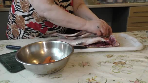 Cozinheiro Limpa Peixe Cru Com Uma Faca — Vídeo de Stock