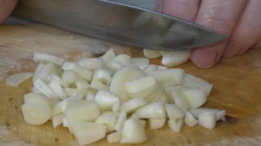 Aşçı bıçakla sarımsak öğütür.