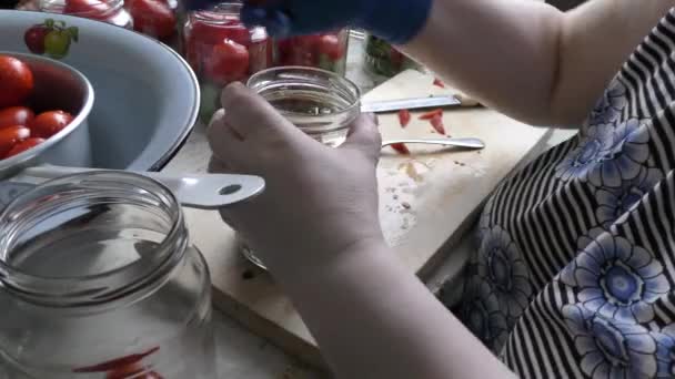 一位女厨师准备罐头西红柿 — 图库视频影像