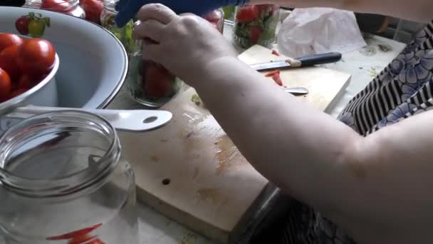 Uma Mulher Cozinheiro Prepara Tomates Enlatados — Vídeo de Stock