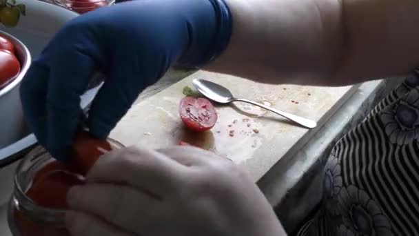 女性の料理人は缶詰のトマトを — ストック動画