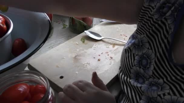 Kobieta Kucharz Przygotowuje Pomidory Puszce — Wideo stockowe
