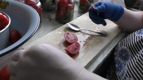 Une Cuisinière Prépare Des Tomates Conserve — Video