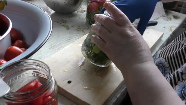 Une Cuisinière Prépare Des Tomates Conserve — Video