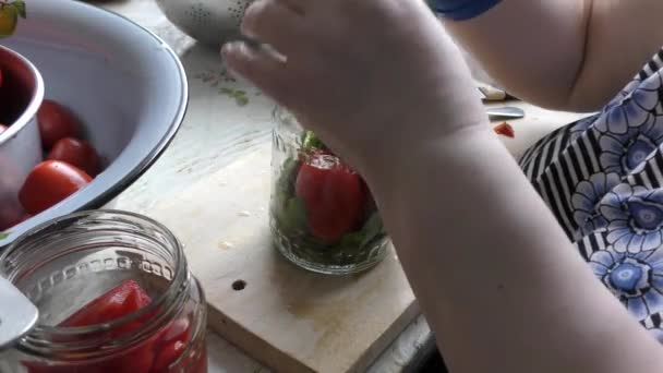 Kvinna Kock Förbereder Konserverade Tomater — Stockvideo