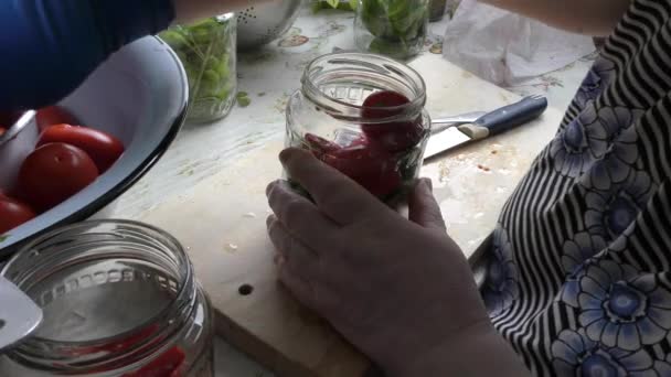 Seorang Wanita Memasak Menyiapkan Tomat Kalengan — Stok Video
