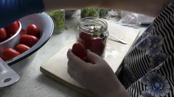 Une Cuisinière Prépare Des Tomates Conserve — Video