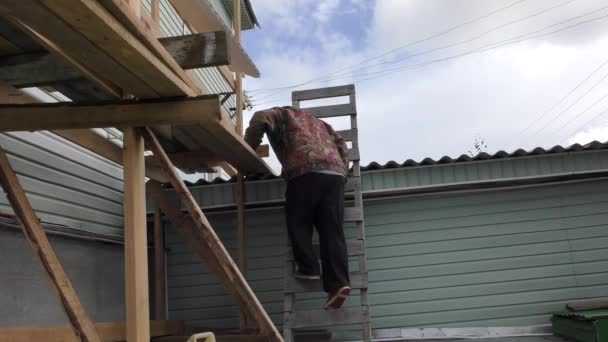 Trabalhador Trabalha Andaimes Uma Altura — Vídeo de Stock