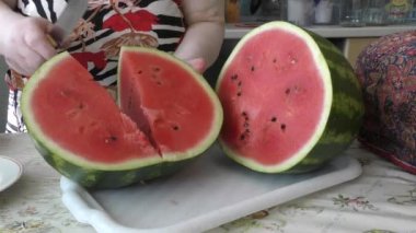 Bir kadın karpuz keser. Sağlıklı yeme kavramı