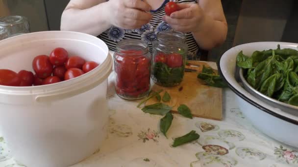 女性は缶詰のトマトを作る 健康的な食事のコンセプト — ストック動画