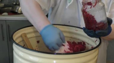 Aşçı kış için pancar hazırlar. Sağlıklı gıda konsepti       