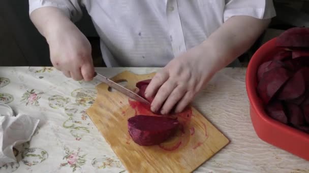 Cocine Cáscaras Remolacha Con Cuchillo — Vídeos de Stock