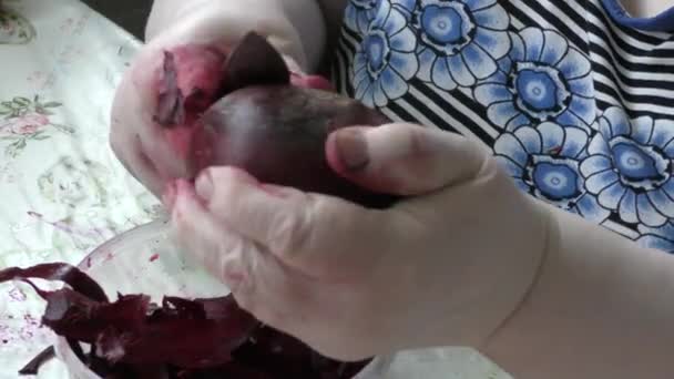 Yemek Pişirmek Bıçakla Pancar Soyardı — Stok video