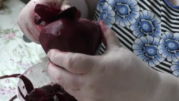 Yemek Pişirmek Bıçakla Pancar Soyardı — Stok video