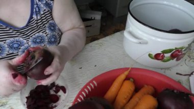 Yemek pişirmek bıçakla pancar soyardı.