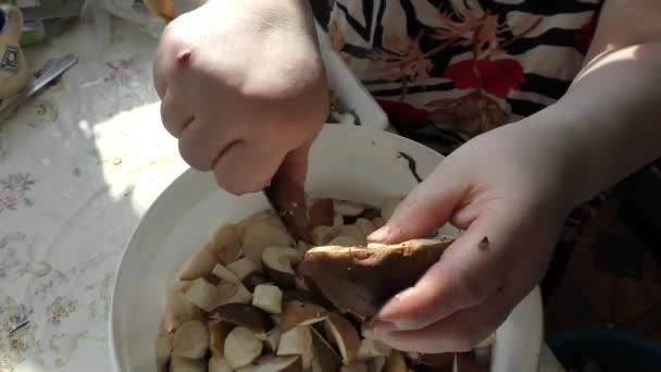 Una Donna Pulisce Funghi Con Coltello — Video Stock