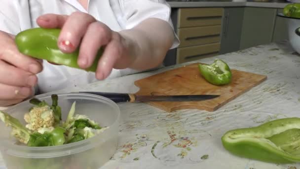 Μια Γυναίκα Κόβει Μια Γλυκιά Πιπεριά Ένα Μαχαίρι — Αρχείο Βίντεο