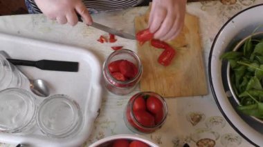 Kadın şef kırmızı domatesleri korur.