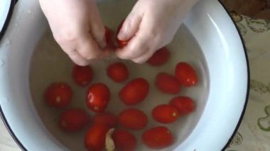 Aşçı suda yıkanır, kırmızı domatesler
