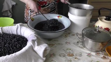 Bir kadın çöpten böğürtlen temizler
