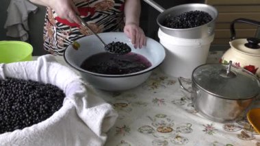 Bir kadın çöpten böğürtlen temizler