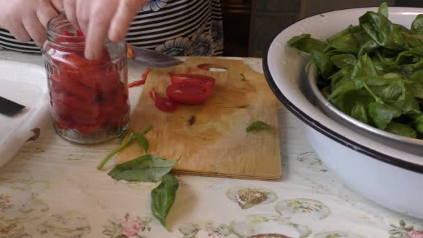 Chef Fêmea Preserva Tomates Vermelhos — Vídeo de Stock