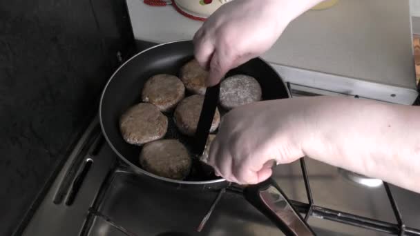 Bucătar Prăjește Bucăți Carne Într Tigaie — Videoclip de stoc