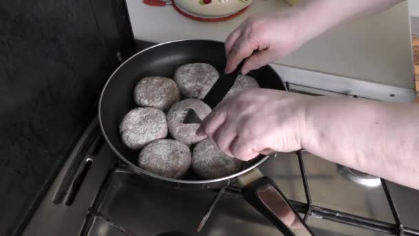프라이팬에 고깃덩어리를 요리하라 — 비디오
