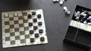 Bir adam dama oynar.