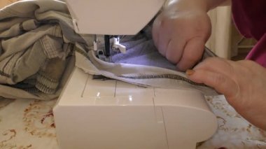 Dikiş makinesinde çalışan bir kadın