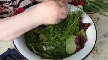 Kadın şef sebze salatası hazırlıyor.