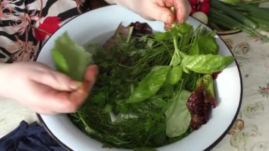 Kadın şef sebze salatası hazırlıyor.