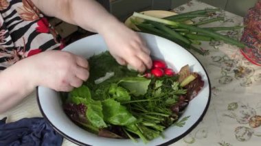 Kadın şef sebze salatası hazırlıyor.